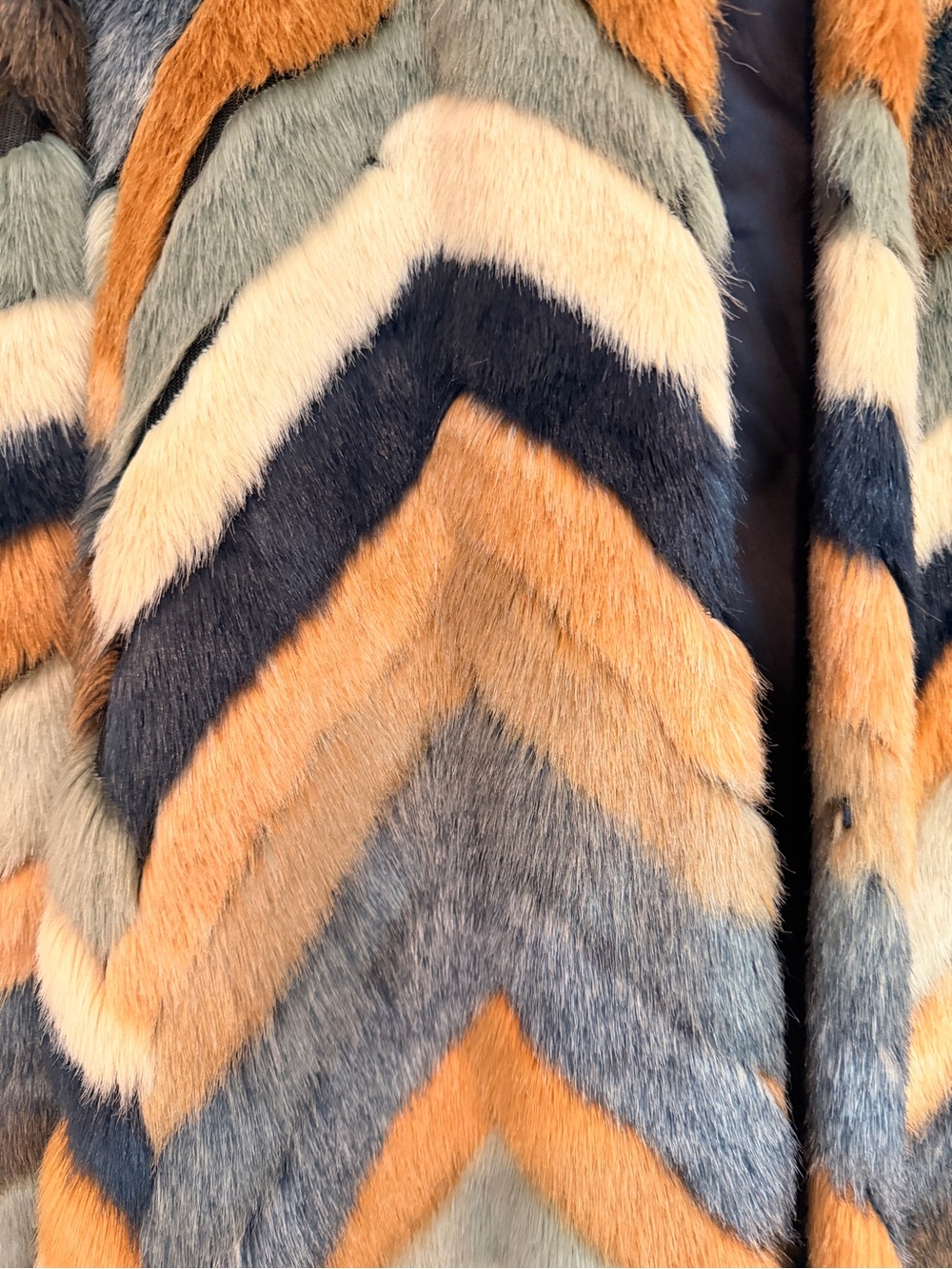 FOREVER 21 Chevron Faux Fur Hooded Jacket Excellent condition - Picture 6 of 8